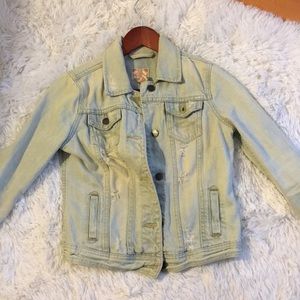 Abercrombie & Fitch Distressed Jean Jacket💙